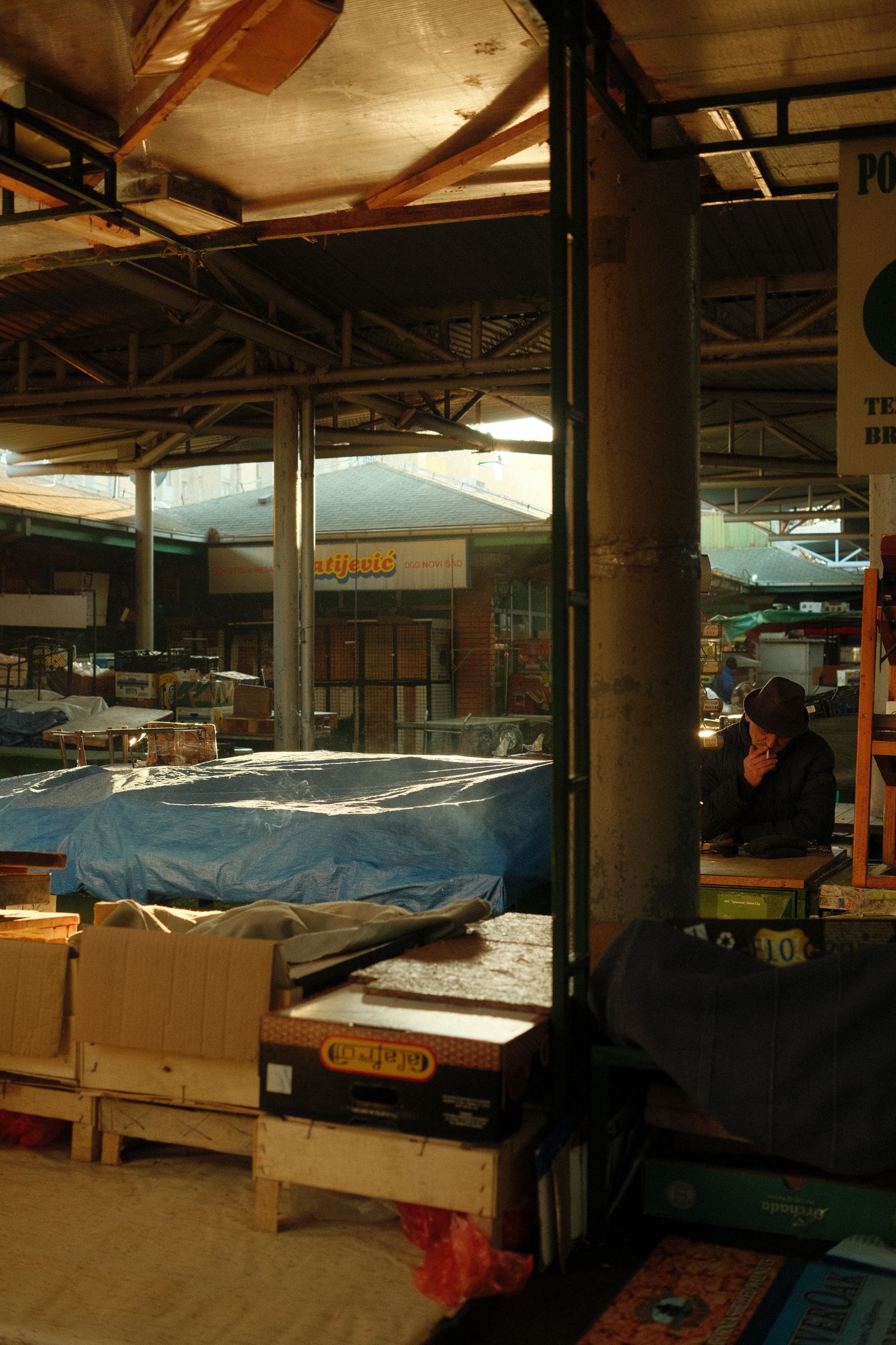 Bodega de logística con paquetes listos para envío